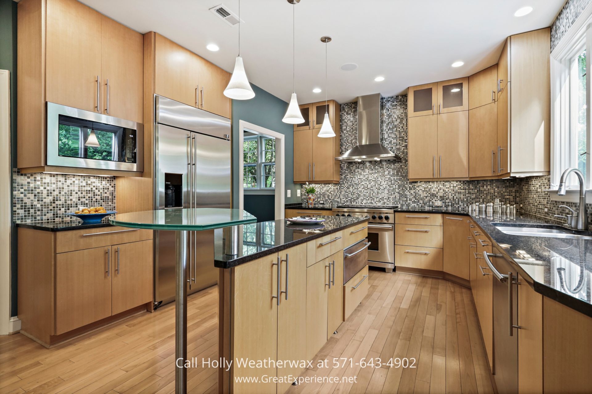 Reston VA House for Sale - Wonderful kitchen for culinary delights, designed for cooking and entertaining. Warm and inviting kitchen with elegant wooden cabinets and sleek stainless steel appliances