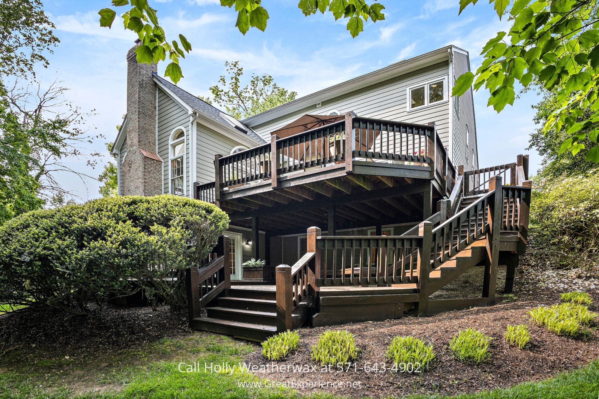 Reston VA Property for Sale - Majestic house with stunning double deck view, perfect for outdoor enjoyment. Grand house featuring a spacious deck and elegant stairs