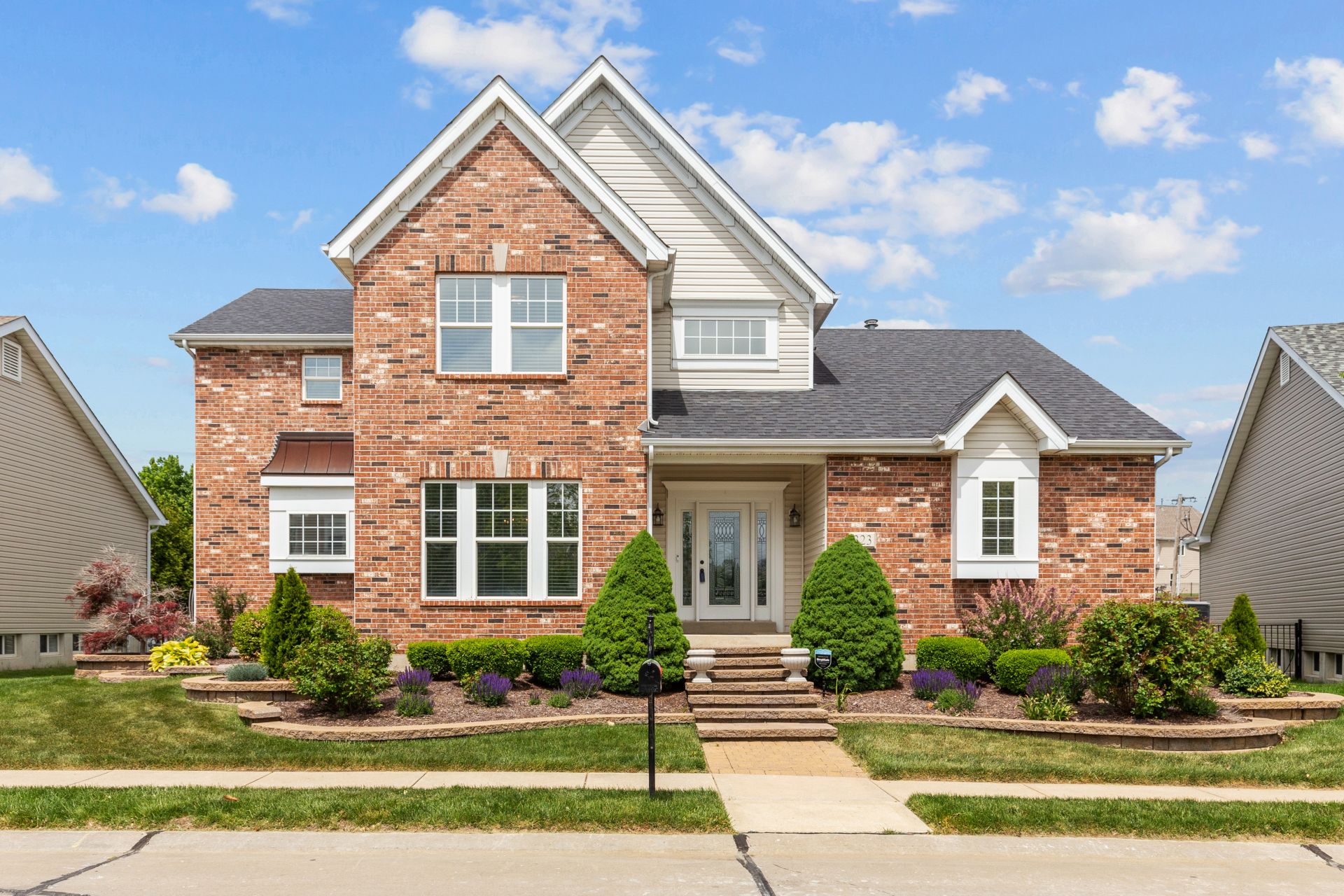 Welcoming home exterior in Cottleville