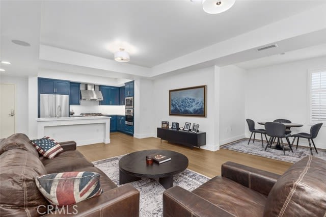 150-the-promenade-long-beach-living-room
