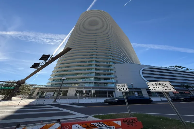 Walkable downtown St. Petersburg streets with cafés and waterfront promenade