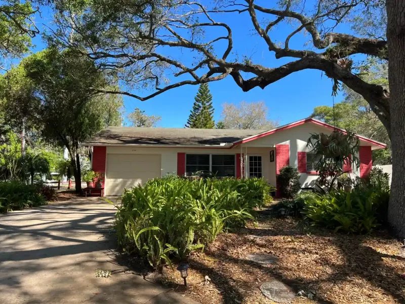 Single-family homes continue to command the highest average prices, while villas remain one of the most affordable detached housing options.