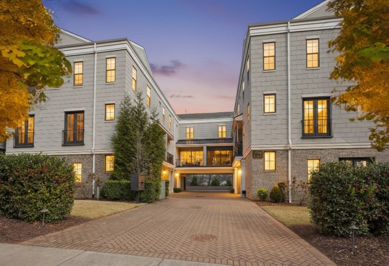 Dilworth Lombardy Circle Turnkey condominium in Dilworth Charlotte near Freedom Park and greenway walking trails