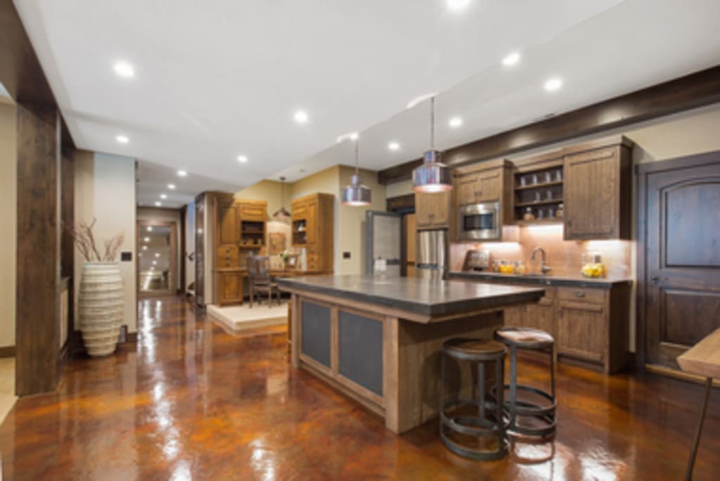 How To Choose Flooring for Your Kitchen inception-app-prod/NDRjYjVmYjUtYzQ0OC00ZmZlLWFjOGItZGQ3ZGJiYjU1OWIw/content/2021/09/e323aec64bffb3c2f6b8e76d7be741b973b54507.jpg
