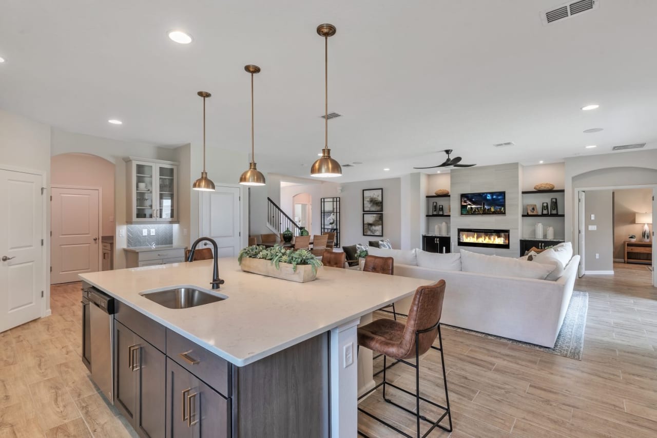Featured Area inception-app-prod/M2U5NzQ4YTgtMmE1ZC00NDc4LWE5NTUtYTNkMGY1NmZmNTI4/content/2021/02/dreamfinderskitchenlivingroom-2.jpg