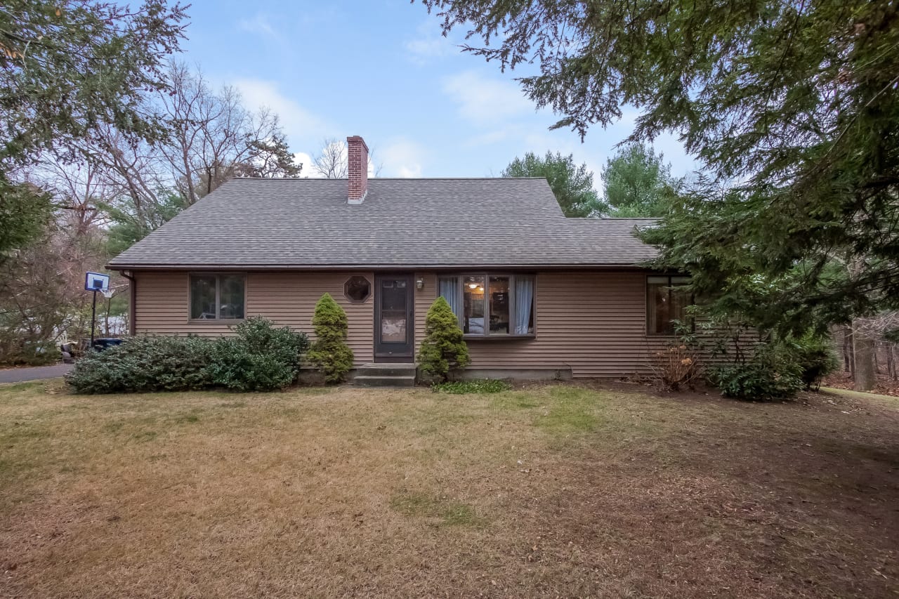 Holyoke Homes inception-app-prod/MjgwOTEwYmMtNTM2MC00YTRlLWFhZTMtOWEyMjIxMmQ3ODBk/content/2019/06/000-photo-642-county-rd-holyoke-ma-01040-2232229.jpg