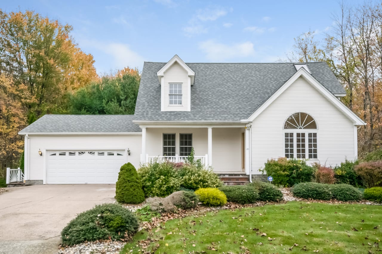Agawam Homes inception-app-prod/MjgwOTEwYmMtNTM2MC00YTRlLWFhZTMtOWEyMjIxMmQ3ODBk/content/2019/06/000-photo-front-view-5013047.jpg