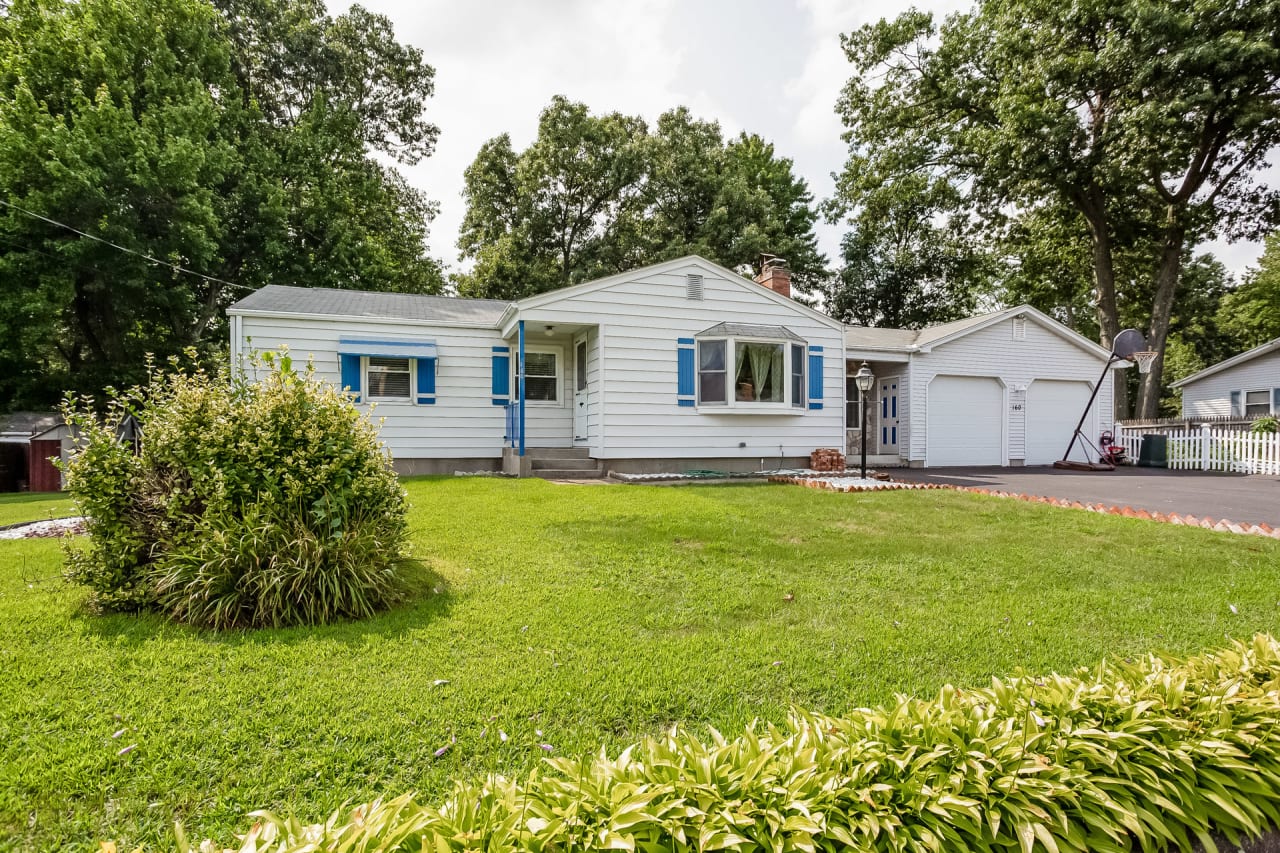 Chicopee Homes inception-app-prod/MjgwOTEwYmMtNTM2MC00YTRlLWFhZTMtOWEyMjIxMmQ3ODBk/content/2019/06/001-photo-front-view-6199500.jpg
