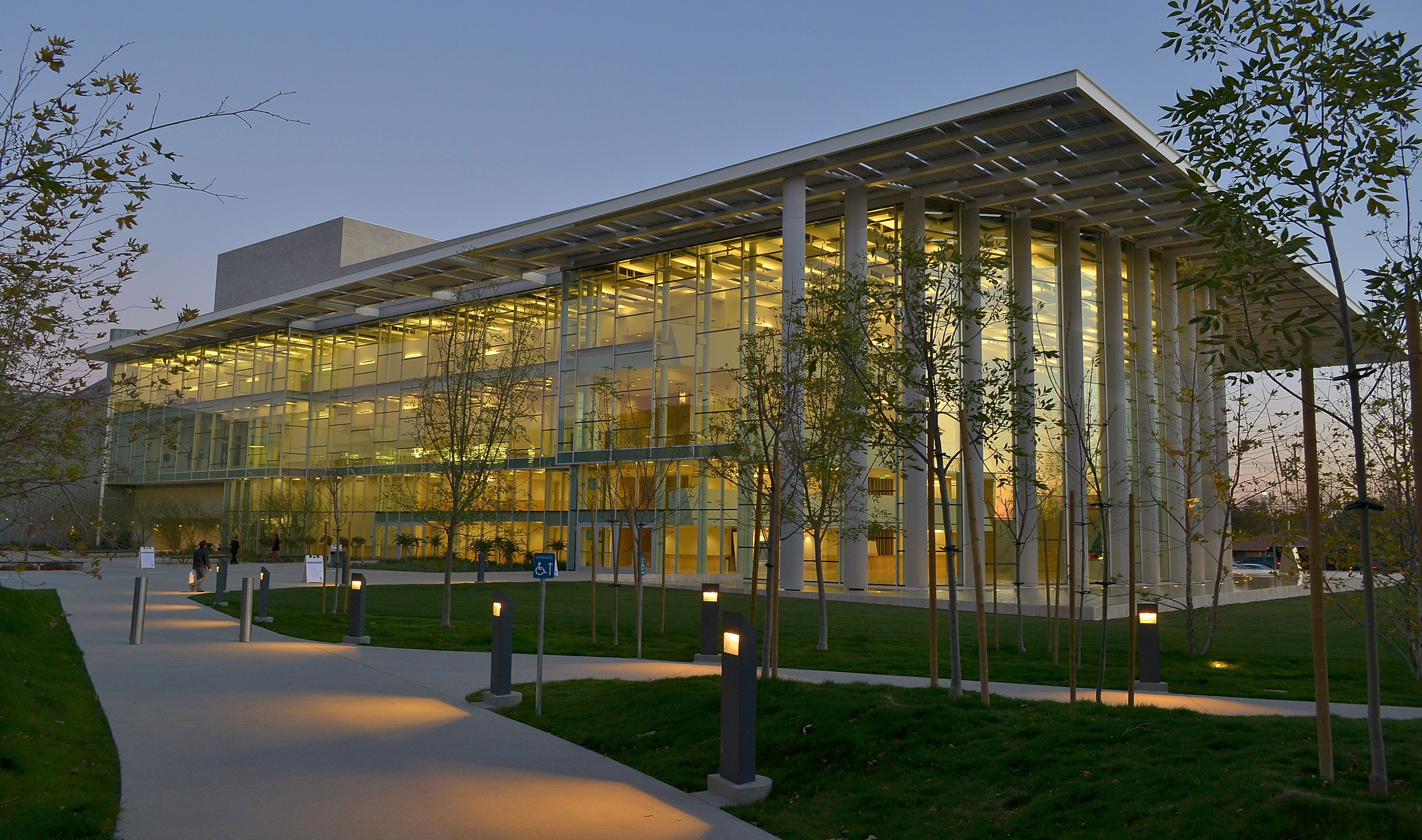 Northridge inception-app-prod/M2E3NmVlYzgtNzdjZi00OTBkLTkwZTEtZmM3ZmY1NDZlNGI1/content/2015/12/valley-performing-arts-center%5B1%5D-2.jpg