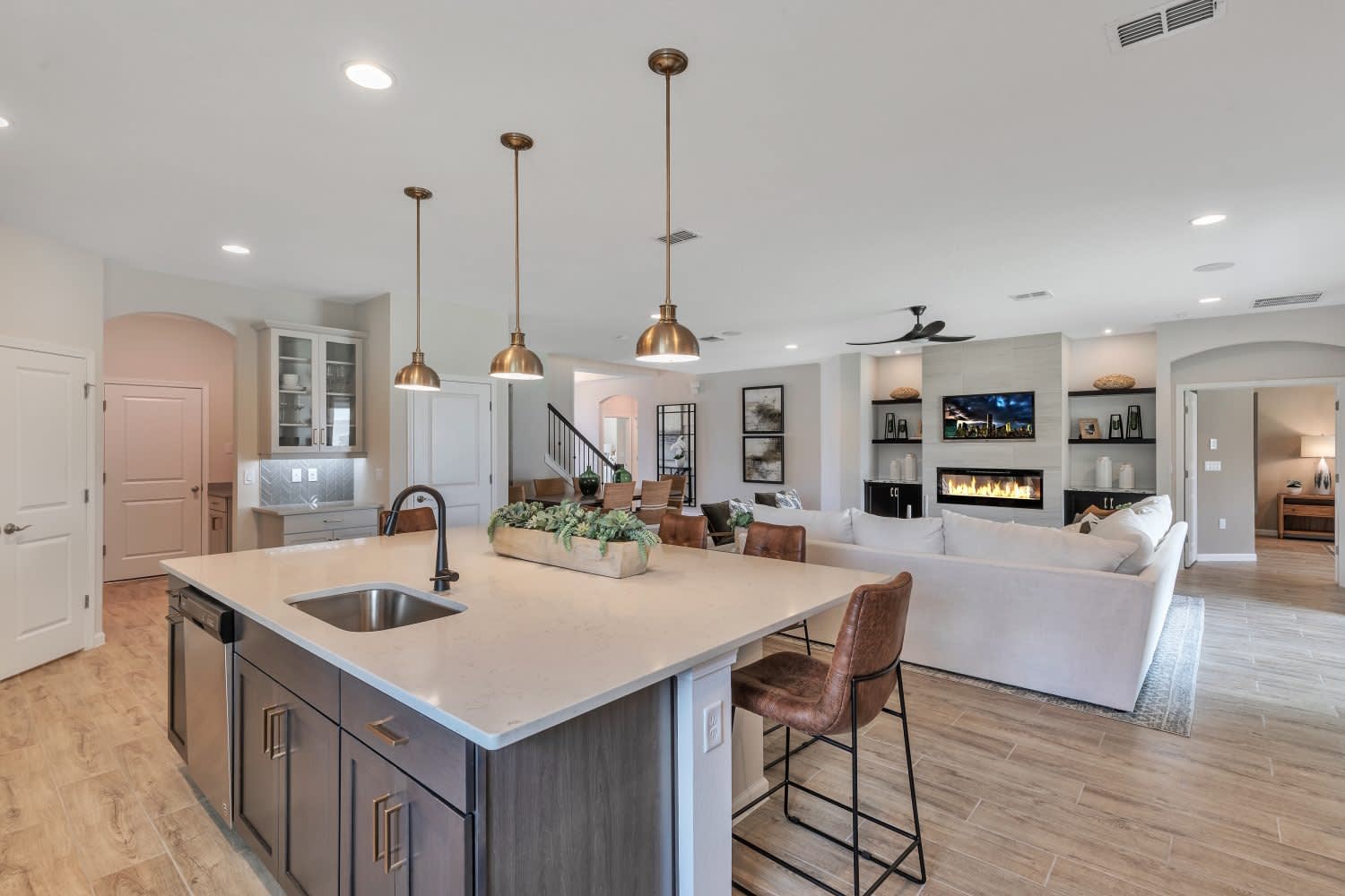 Featured Area inception-app-prod/M2U5NzQ4YTgtMmE1ZC00NDc4LWE5NTUtYTNkMGY1NmZmNTI4/content/2021/02/dreamfinderskitchenlivingroom-2.jpg