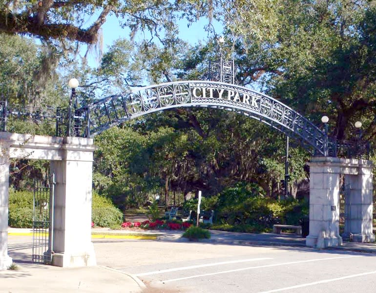 Mid-city inception-app-prod/MGRlNzNlODUtNTgxMC00OTZjLThkNzUtZjI0YTY5M2VmMDJi/content/2018/05/City_Park_Entrance_w.jpg