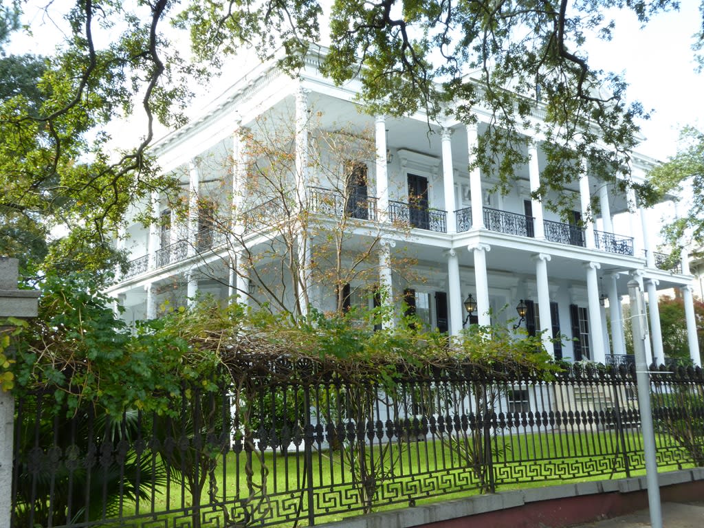 Garden District inception-app-prod/MGRlNzNlODUtNTgxMC00OTZjLThkNzUtZjI0YTY5M2VmMDJi/content/2018/05/white house.jpg