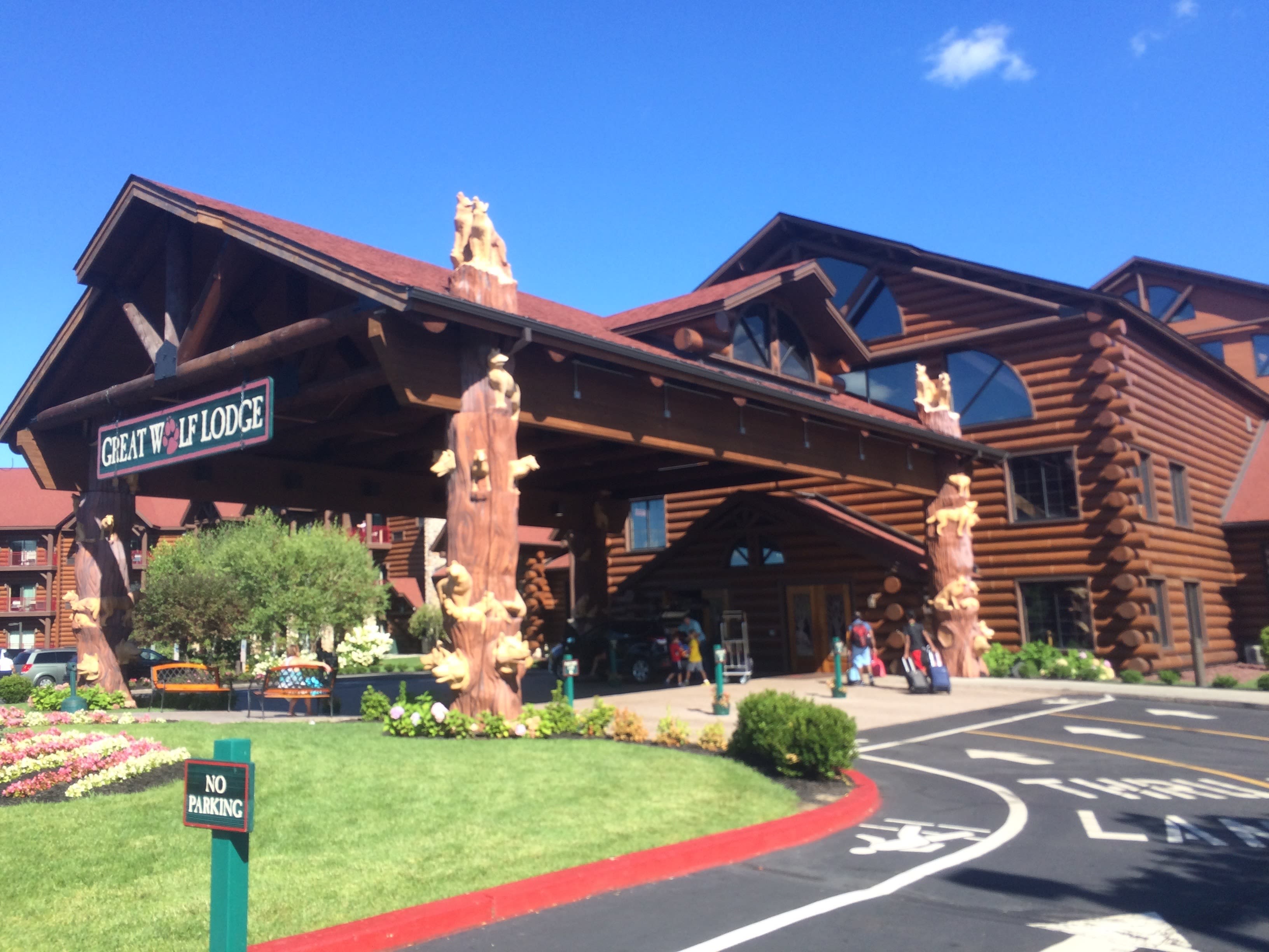 Best Things to Do in the Poconos: A Local Guide inception-app-prod/MGZkMDM3ZjAtOTJlOC00NmYxLWJiOWQtYzY5MzdjMWNlYjQx/content/2020/11/greatwolflodge.jpg