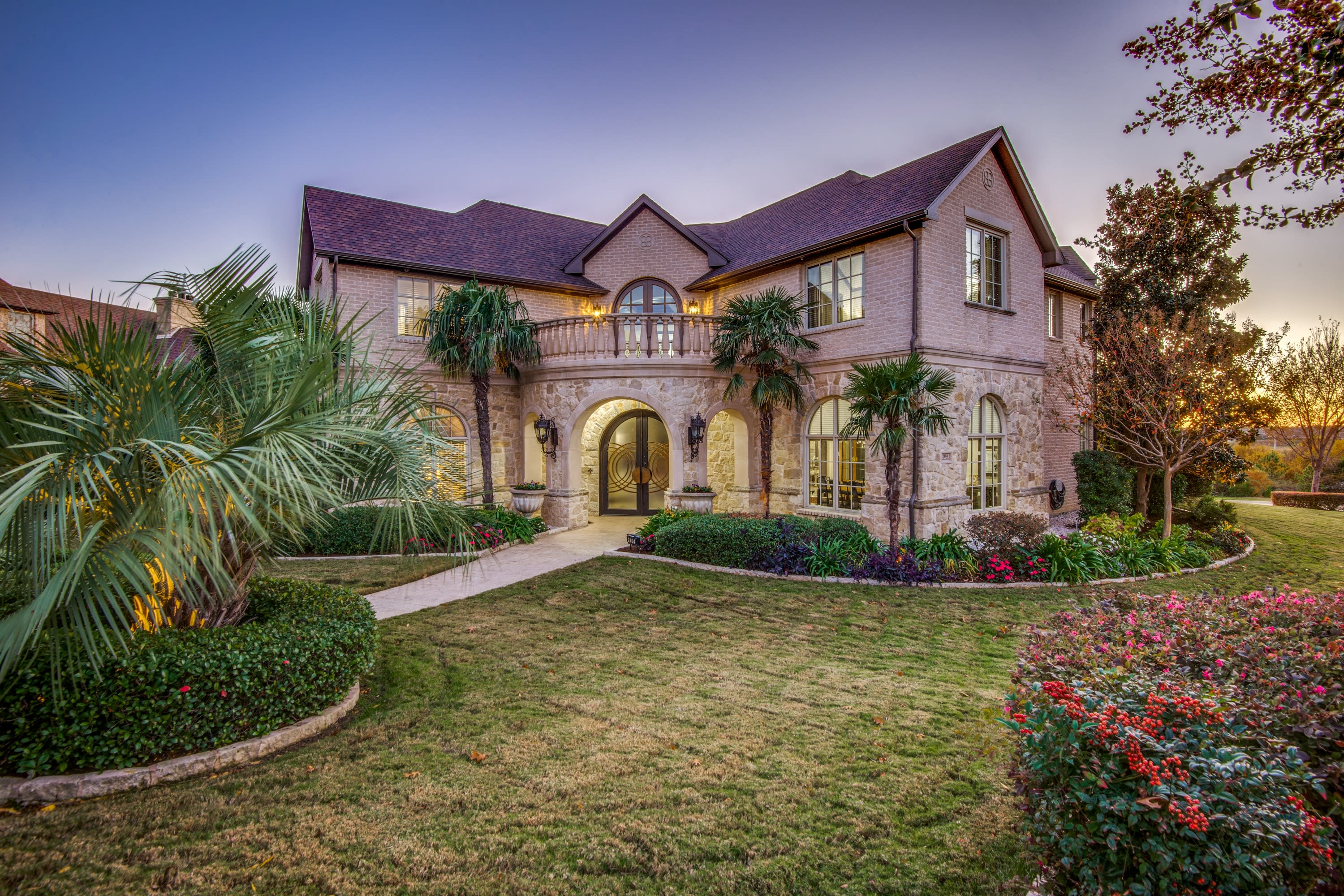 Is Now the Right Time to Move? inception-app-prod/MWQ2NDhlZTMtMmFhZi00NDE2LWIxZmItYmY2MWRjMWZjNzc4/content/2021/02/2404-hollow-hill-ln-lewisville-tx-high-res-2.jpg