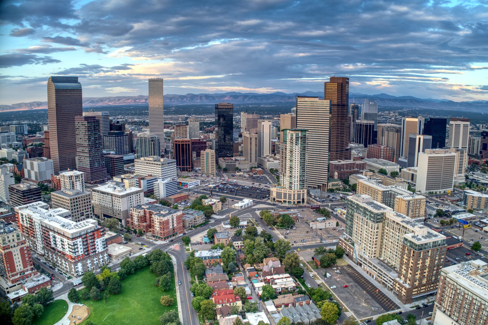 Looking For Luxury Homes For Sale In Denver, CO? inception-app-prod/MjdkY2Q2NWMtY2I3ZS00ODMwLTg3N2YtOWJkNWI5MDFkOTYy/content/2021/03/andrew-coop-nfljmuuayvi-unsplash.jpg