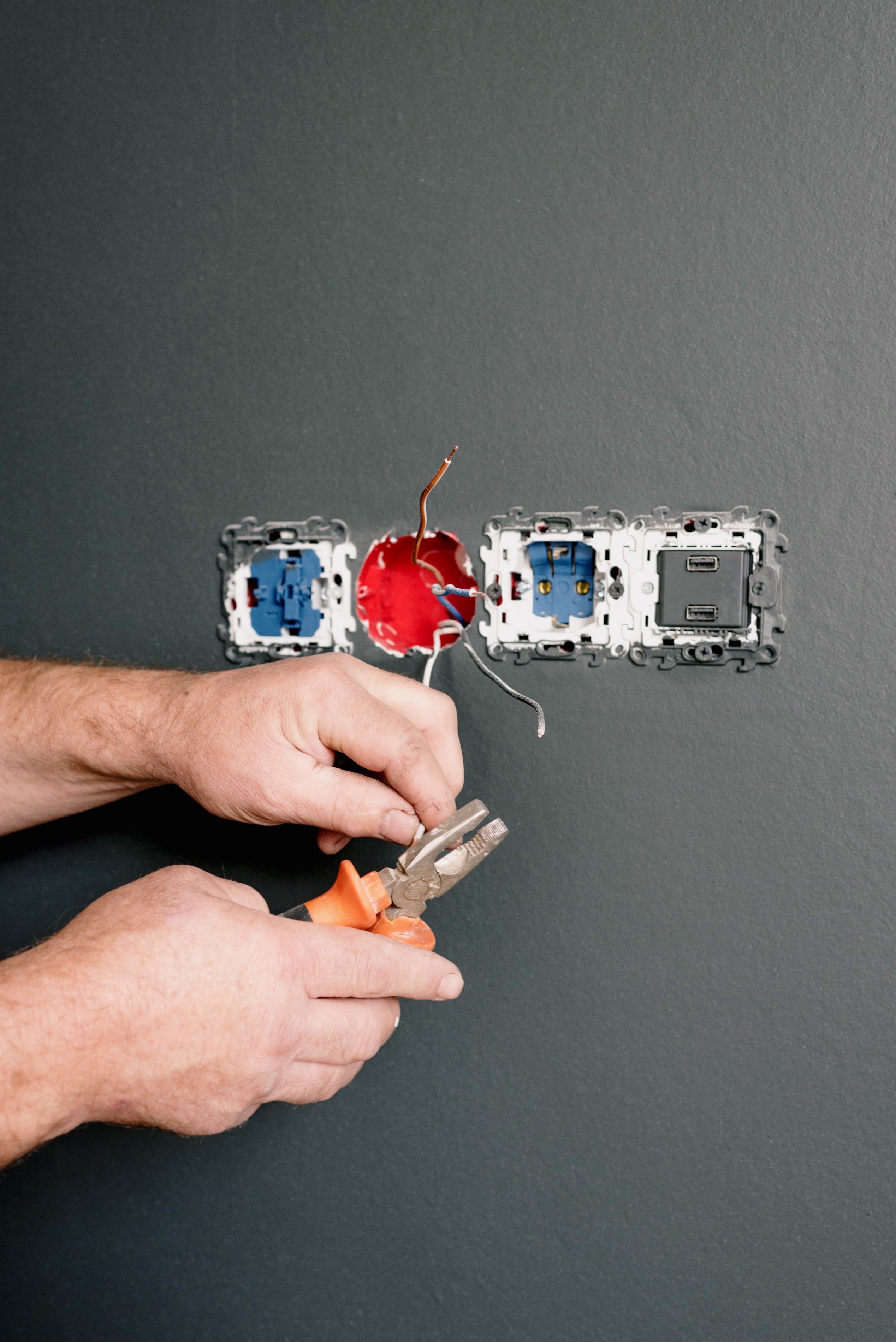Electricians inception-app-prod/NjNlOTFlODgtYjI2MC00YmZkLTljMjItMjM5ZmNmNmQ5NDE2/content/2020/12/pexels-ksenia-chernaya-5691590.jpg