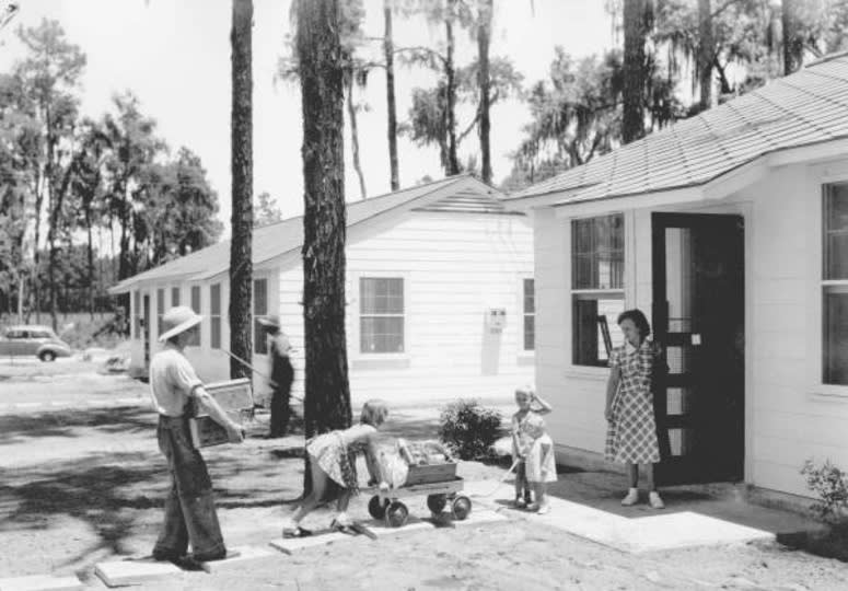 Paxon / Trout River / Brentwood / Downtown (Eastside) inception-app-prod/NjQzZWI1MGYtMjg5My00ZDRjLTkzODQtMWI2ZTc2ZjgyNDAz/content/2021/06/family-moving-in-brentwoodpark-jacksonville-1941%281%29.jpg