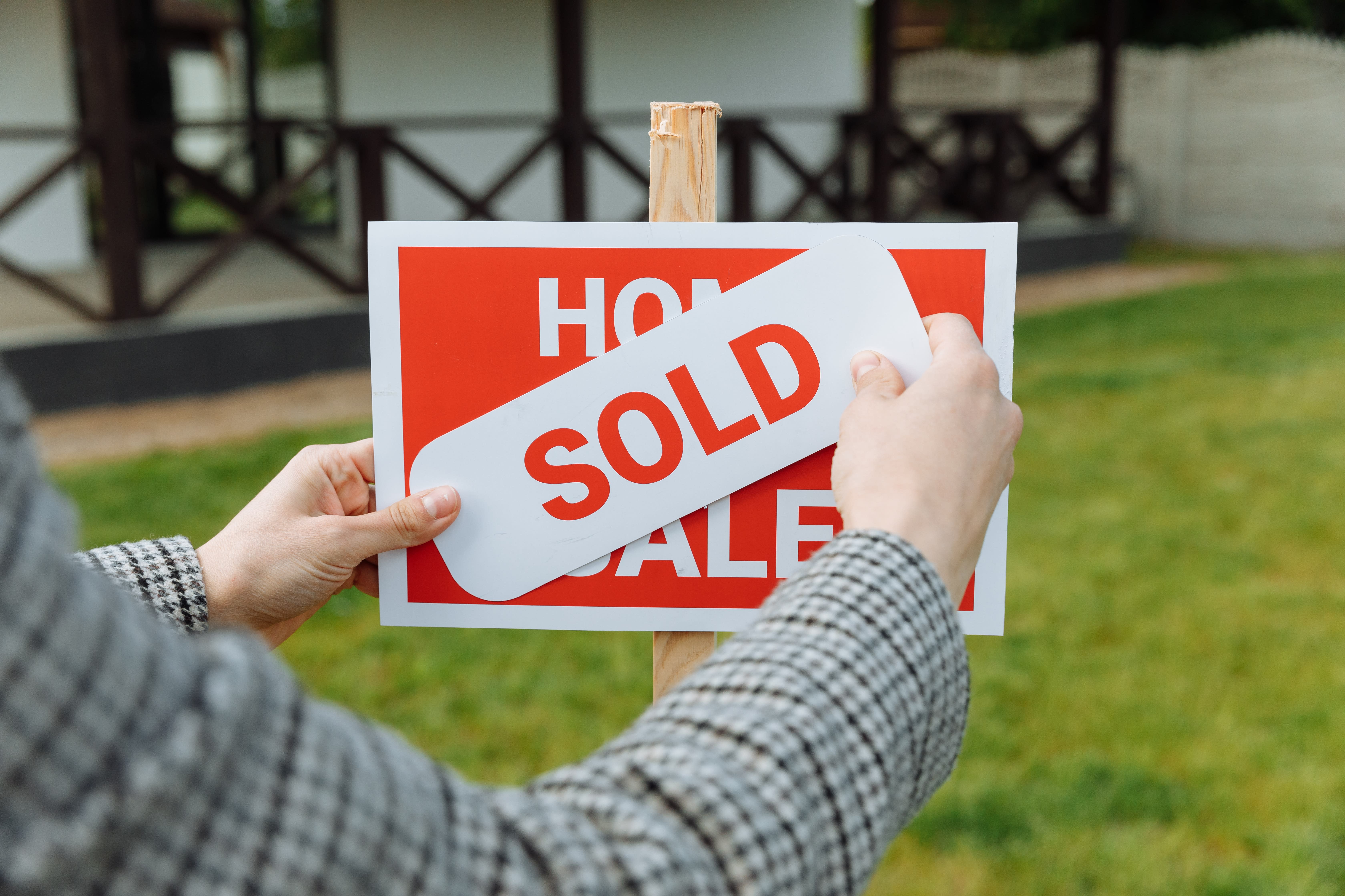 4 Questions To Ask Before Selling Your Home inception-app-prod/NmUzOGU1MmItZjZmNC00ZDg3LWE1NzgtMzA3MDkxNDZmZTgy/content/2021/07/pexels-thirdman-8470803.jpg