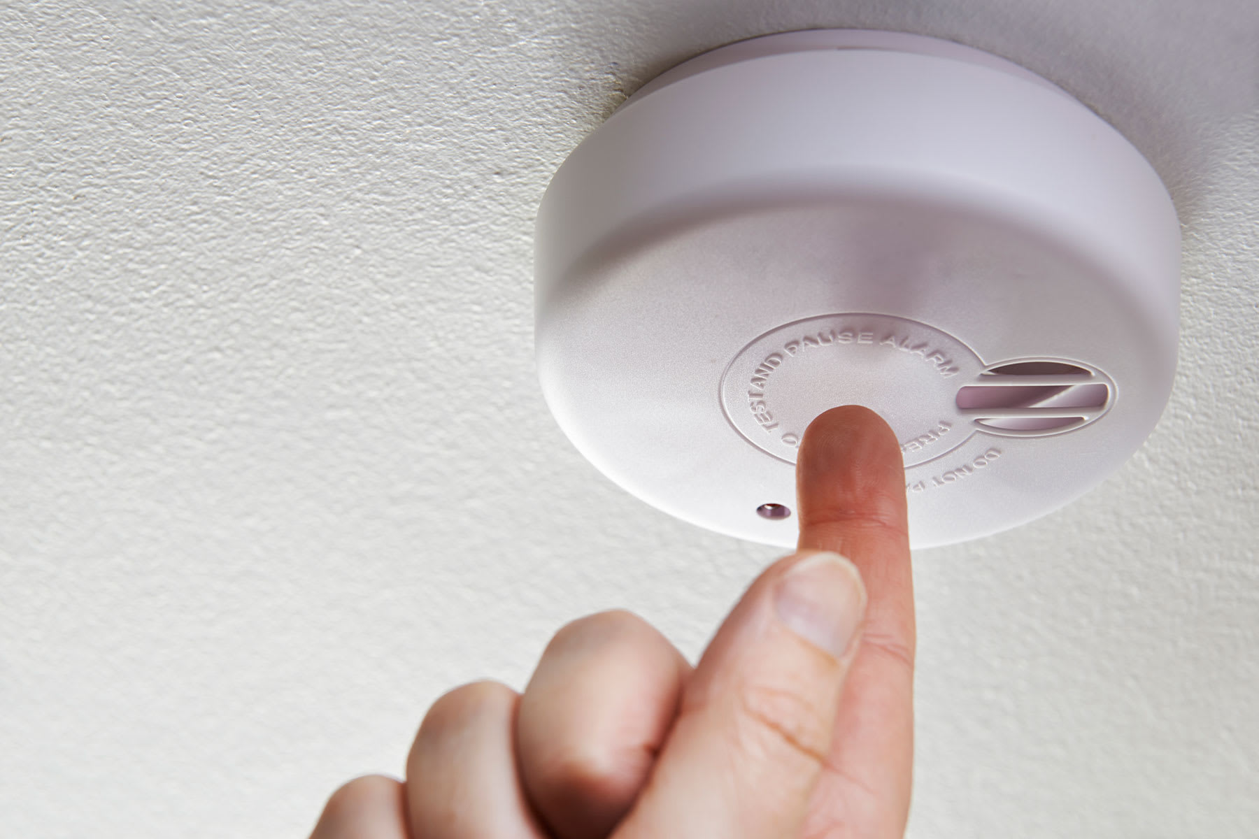 Everything You Need To Know About Your Smoke Detectors inception-app-prod/NmUzOGU1MmItZjZmNC00ZDg3LWE1NzgtMzA3MDkxNDZmZTgy/content/2021/09/The-Best-Smoke-Detector-for-Hearing-Loss.jpg