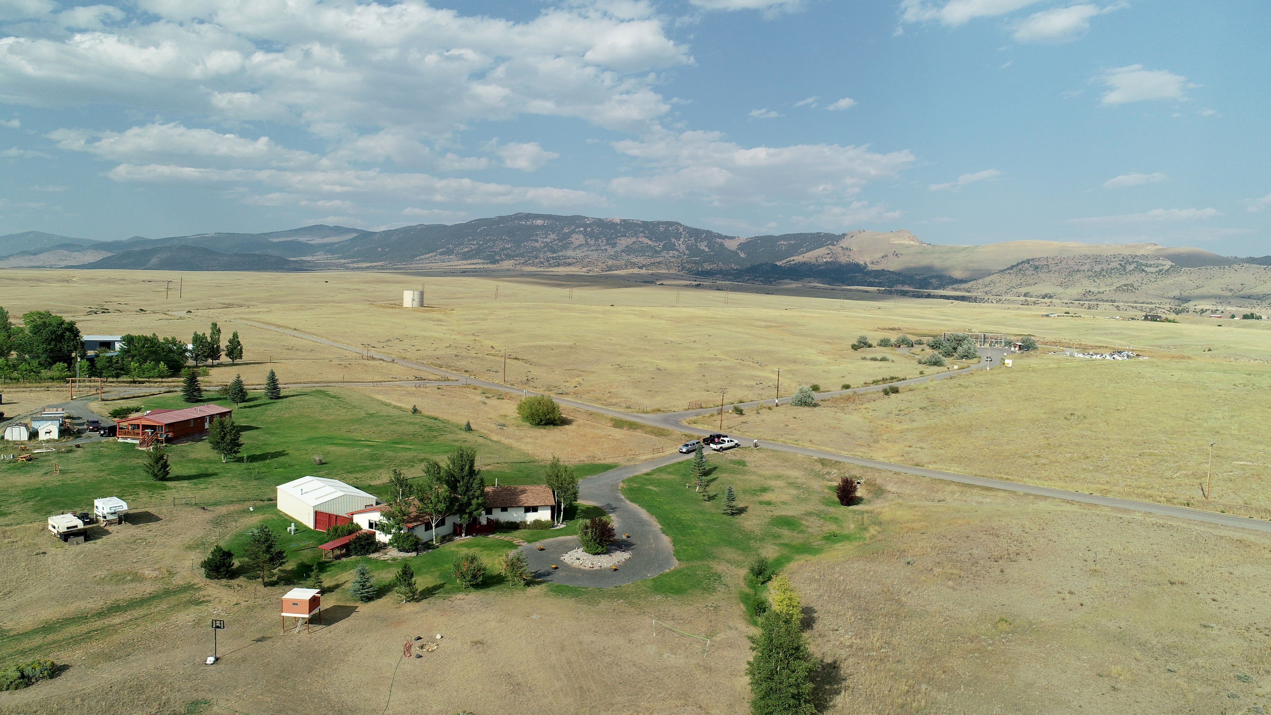 Clyde Park MT Homes for Sale inception-app-prod/ODczNDk2MmUtZjIyMi00NDc3LWI2NGItOWRmN2RhMDMxZjEz%2Fcontent%2F2018%2F10%2F44363CA3-E17C-44E0-9316-E4A40D7B776D.jpeg