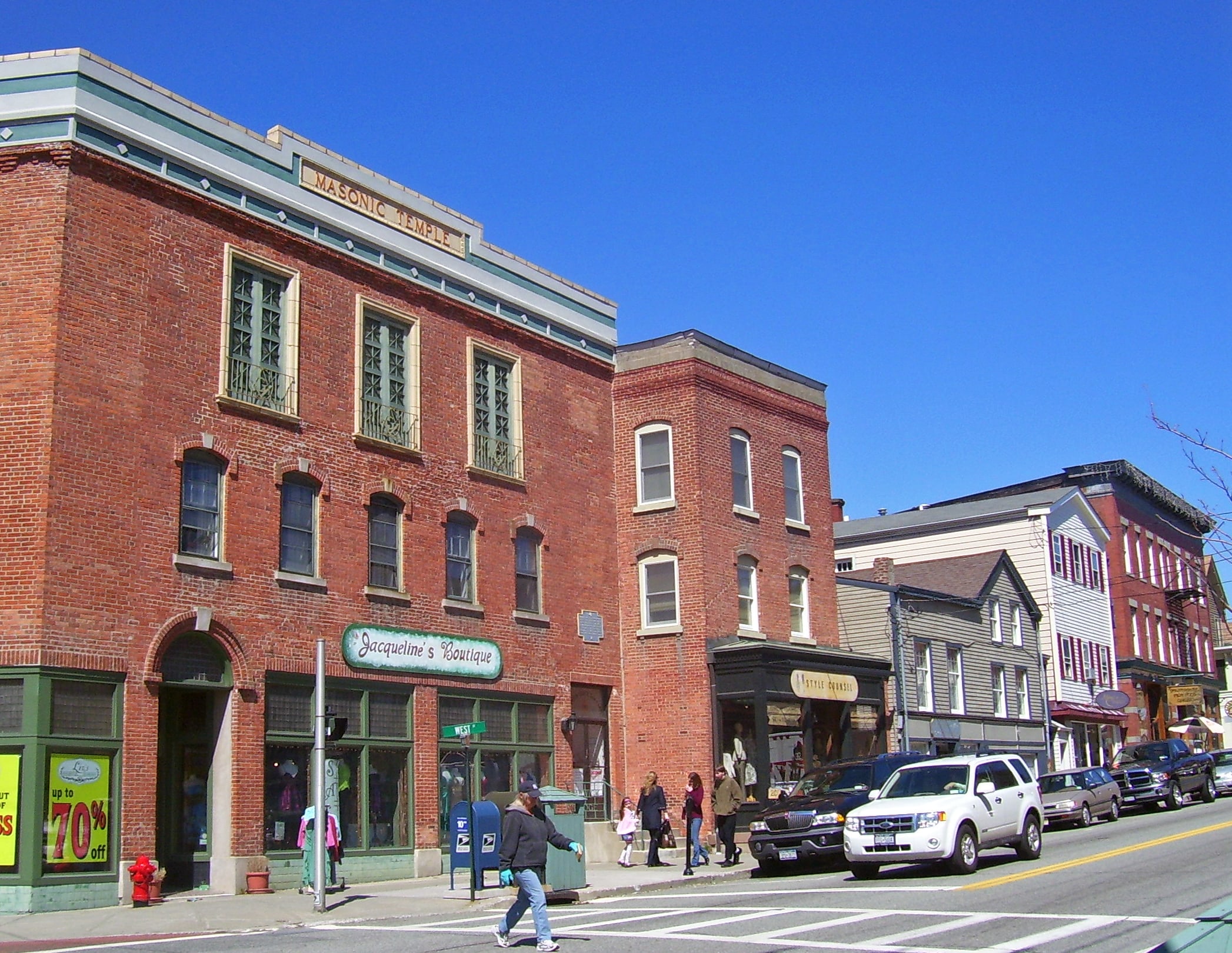 Homes For Sale In Warwick inception-app-prod/OGE5YjcwYmMtZjExOC00NGIxLWIzZjAtYTE4MGQxOTRmMjE3/content/2018/02/Downtown_Warwick%2C_NY-2.jpg