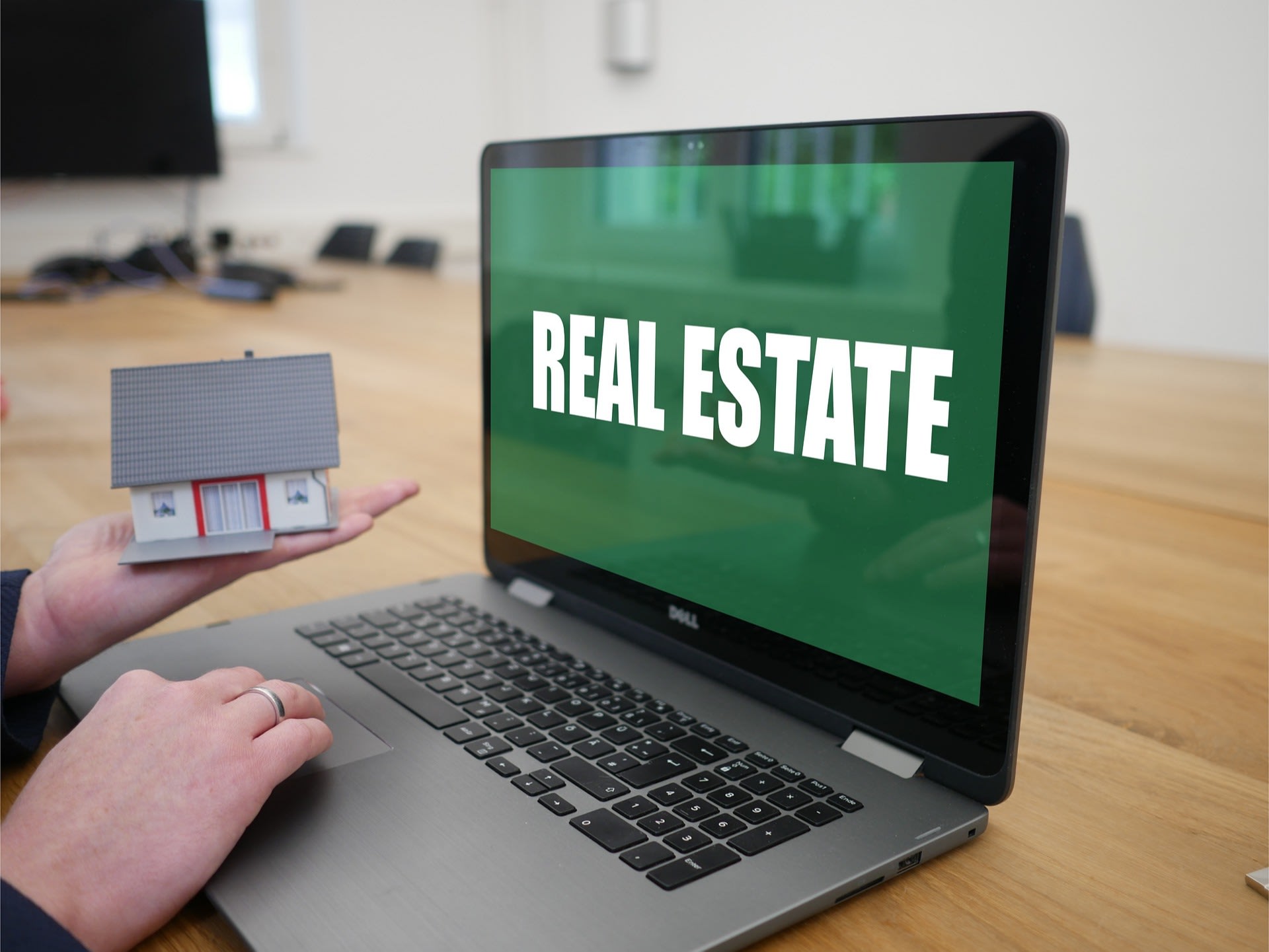 The Listing Agent & Marketing Your Home inception-app-prod/YjlmMGI5NzUtNWYxZS00NDA3LTkwYzEtNGEyODEyN2Q2YWQ3/content/2020/06/apartment-search-45037311920.jpg