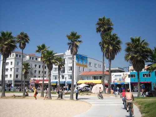 Venice inception-app-prod/ZTJkN2ZlZGItMTM0Mi00MjhmLWE3ZTctYjYzMjUyNzVmMzFi/content/2020/12/beachbikepathinthevenicebeachparkcalifornia.jpg