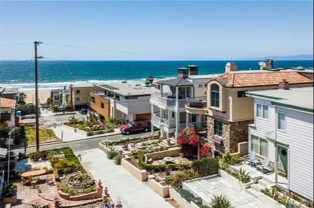 Manhattan Beach inception-app-prod/ZTJkN2ZlZGItMTM0Mi00MjhmLWE3ZTctYjYzMjUyNzVmMzFi/content/2020/12/genmid.sb181768491.jpg