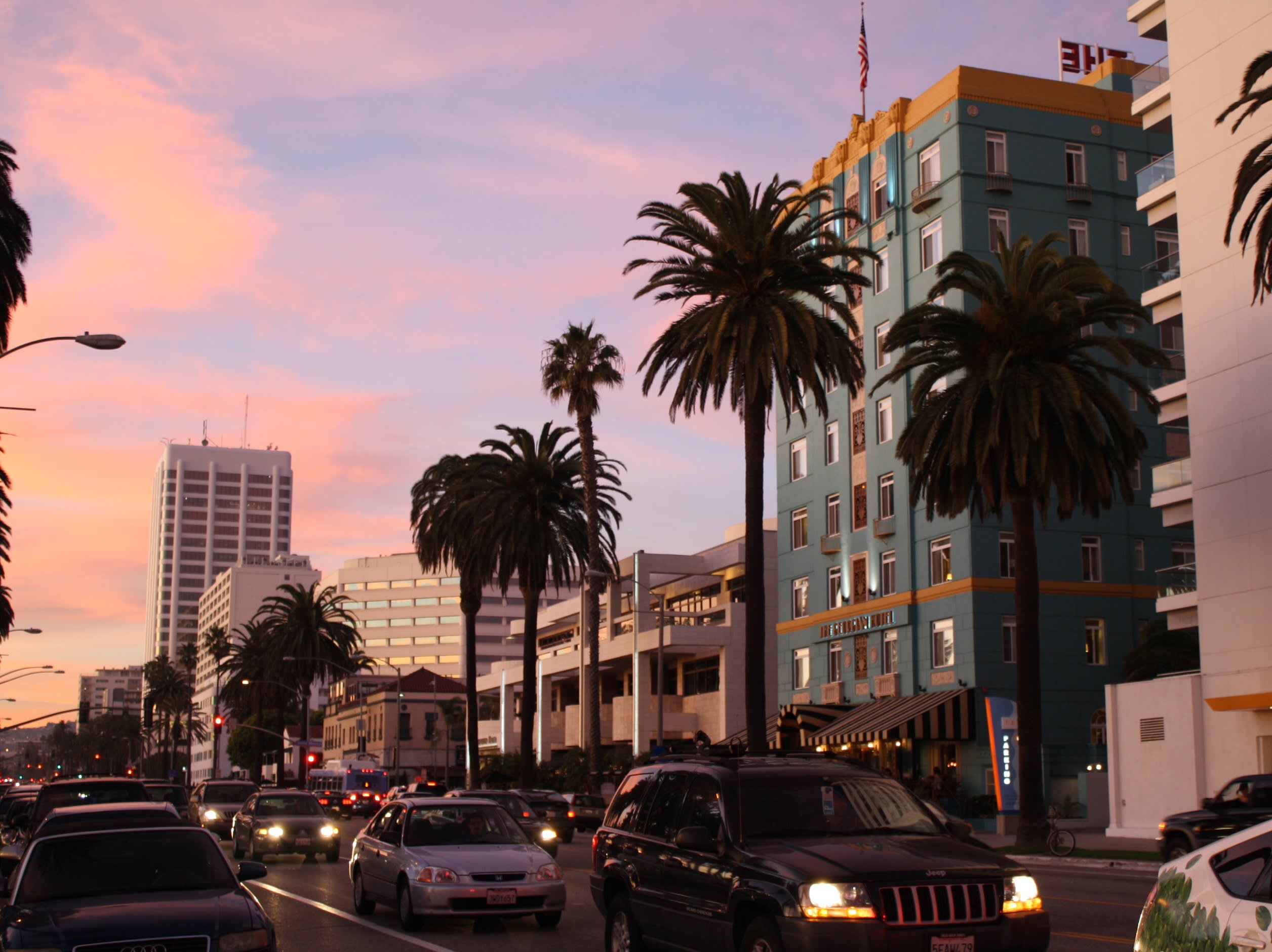 Santa Monica inception-app-prod/ZTJkN2ZlZGItMTM0Mi00MjhmLWE3ZTctYjYzMjUyNzVmMzFi/content/2020/12/oceanavenue.jpg