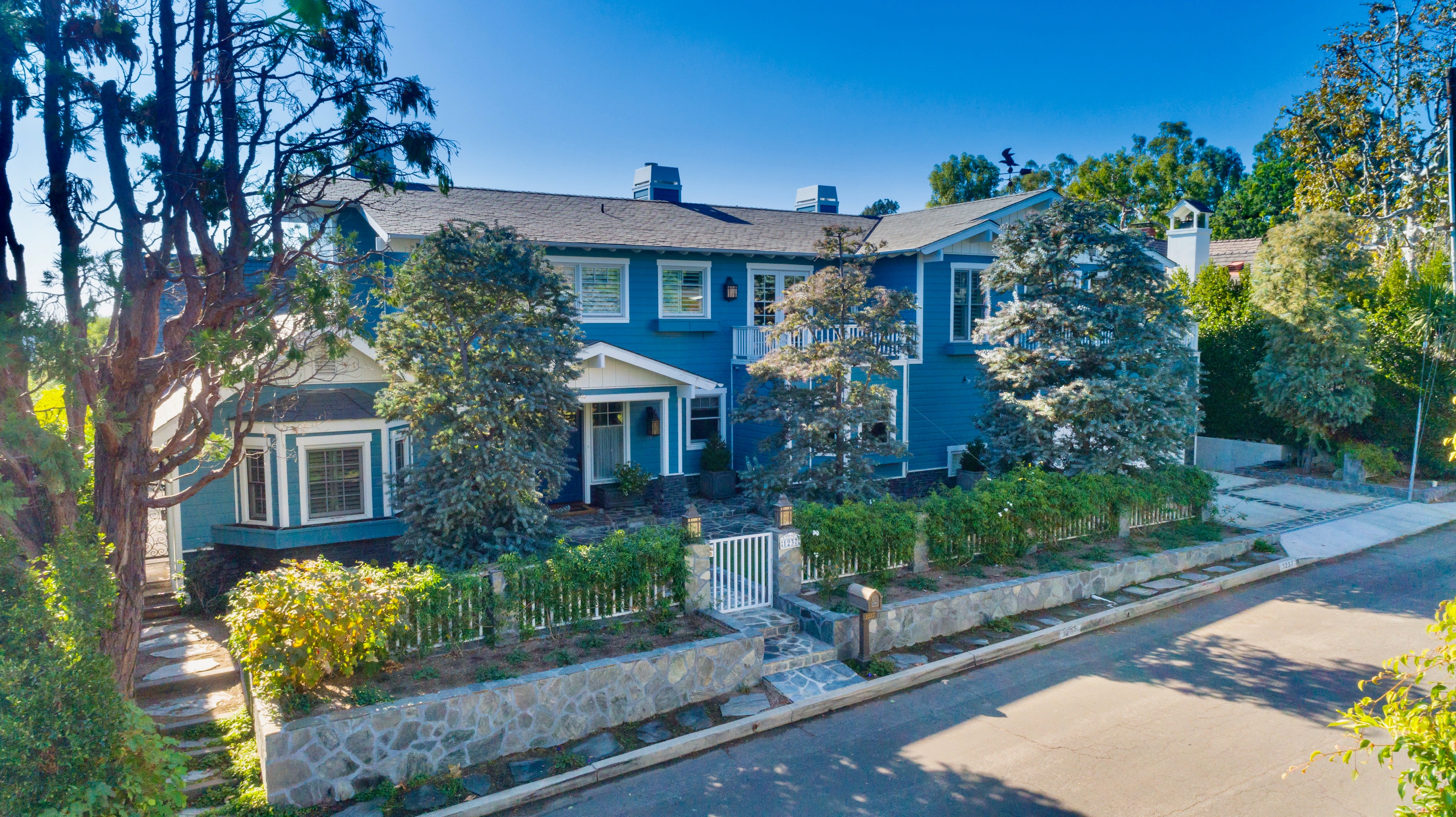 Fabulous Will Rogers Park Listing inception-app-prod/ZjE0M2RiZmUtYWZhYi00MGI2LTljNTEtYjMwNDVjZDJhMGUy/content/2020/12/1237villawoods011-1574274551.jpeg