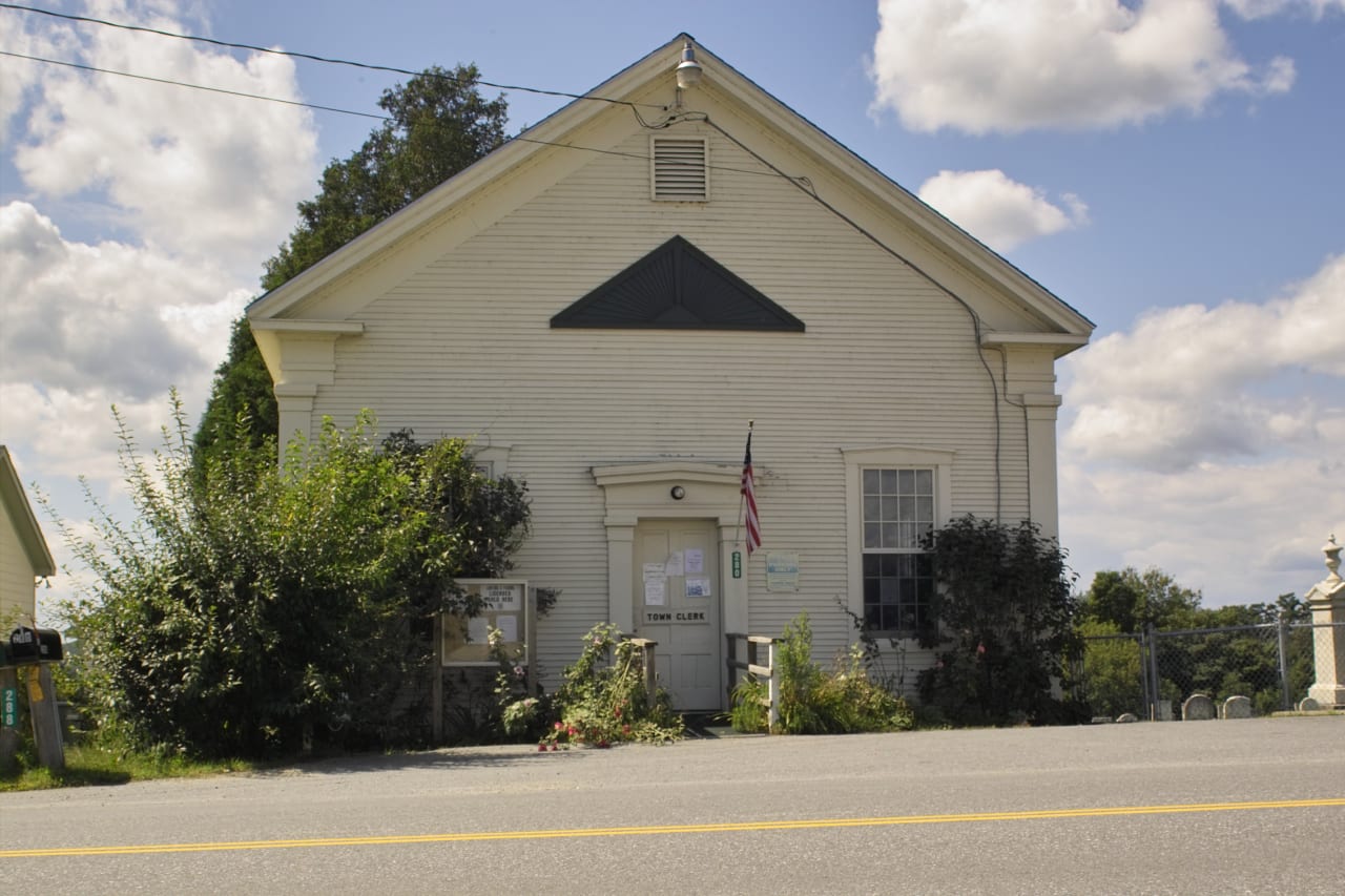 Monkton inception-app-prod/OGZiODFkMWUtN2UyYy00NDY0LTljMzQtZmQyYWJlZGI2OTE1/content/2021/05/Town_Hall_Monkton_Vermont_USA.jpg
