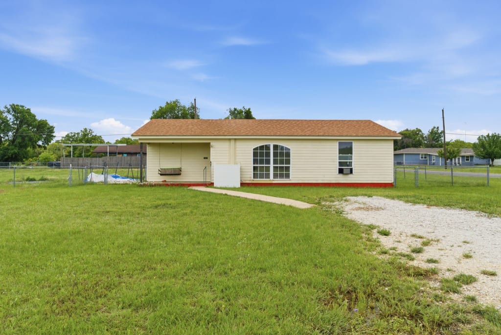 1409 Harrell Ave Cisco, TX 76437 inception-app-prod/MDI2NmQyNDYtMTA0Ny00NGE4LTgzZTktMjU5ZTg1N2FmMTkw/content/2026/06/baa68b819f87d2bea8ff73a0cf0a8dd1a598b8e1.jpg