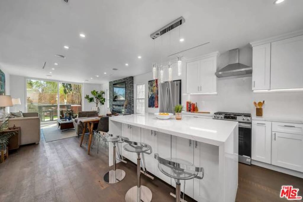 24230 Victory Blvd, WOODLAND HILLS CA 91367 inception-app-prod/MGFkNTExOTUtZDU4Yy00MDJkLTljYTQtNGI1N2NjNWMwOTkw/content/2021/06/21-698492_0f739595-6b36-4181-973b-3d8f4aee0291.jpg