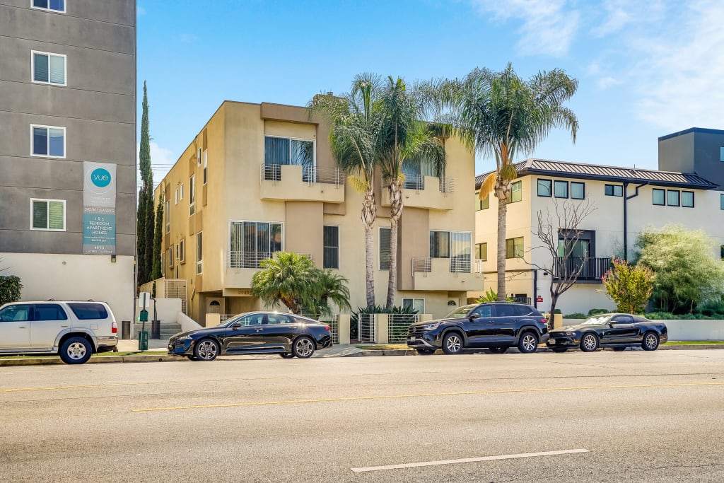 4940 Laurel Canyon Unit 104, Valley Village, CA 91607 inception-app-prod/MGFkNTExOTUtZDU4Yy00MDJkLTljYTQtNGI1N2NjNWMwOTkw/content/2022/09/2e1fd5044a56d7d3349533506d5bf29db7ff5b5f.jpg