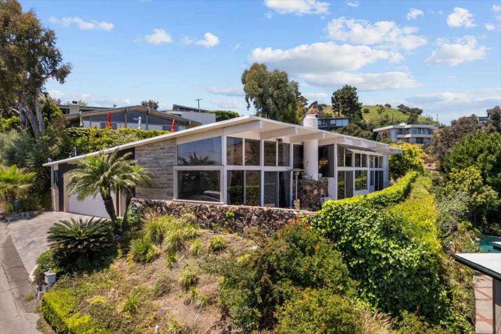 1422 N Kenter Ave, Los Angeles, CA 90049 inception-app-prod/MGFkNTExOTUtZDU4Yy00MDJkLTljYTQtNGI1N2NjNWMwOTkw/content/2024/09/3acf40fb24f954291b50b8ddb38ef7dd775d3e22.jpg