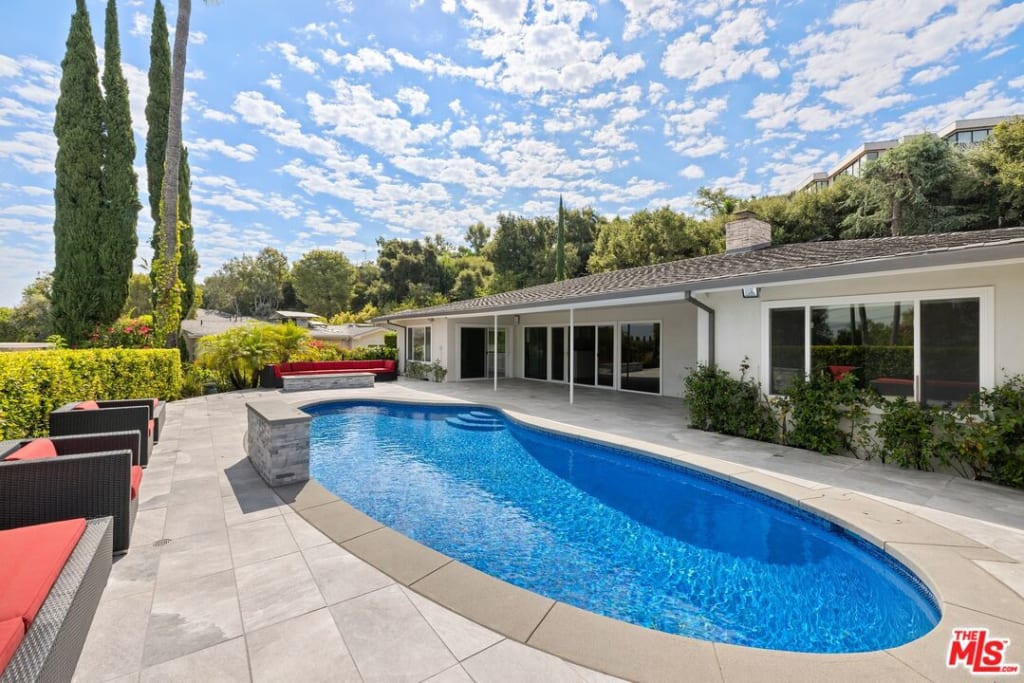 16324 Mandalay Dr, Encino CA 91436 inception-app-prod/MGFkNTExOTUtZDU4Yy00MDJkLTljYTQtNGI1N2NjNWMwOTkw/content/2024/10/dc88dfeb0d8df80f02c28c976fb2656af0b58d16.jpg