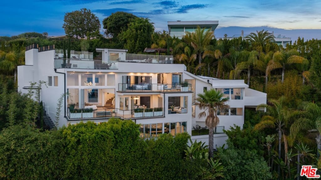 9270 Kinglet Dr, Los Angeles, CA 90069 inception-app-prod/MGFkNTExOTUtZDU4Yy00MDJkLTljYTQtNGI1N2NjNWMwOTkw/content/2025/07/d0e0df69bc7ee2636b5ca97e099dfd65e9e02ae4.jpg