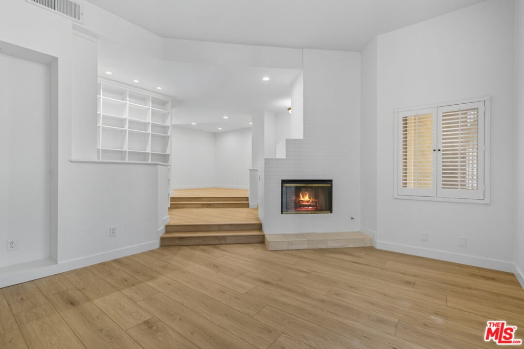 18730 Hatteras St #32, Tarzana, CA 91356 inception-app-prod/MGFkNTExOTUtZDU4Yy00MDJkLTljYTQtNGI1N2NjNWMwOTkw/content/2025/10/0ca1a7aac5f4e2b74193f3ed5d881c16d70095e0.jpg