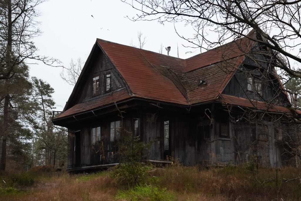 Do You "Really" Have to Tell Buyers if Your House is Haunted? inception-app-prod/MGZkMDM3ZjAtOTJlOC00NmYxLWJiOWQtYzY5MzdjMWNlYjQx/content/2024/10/c861b8a8020b4108e02cd927bdd692fb253f3677.jpg