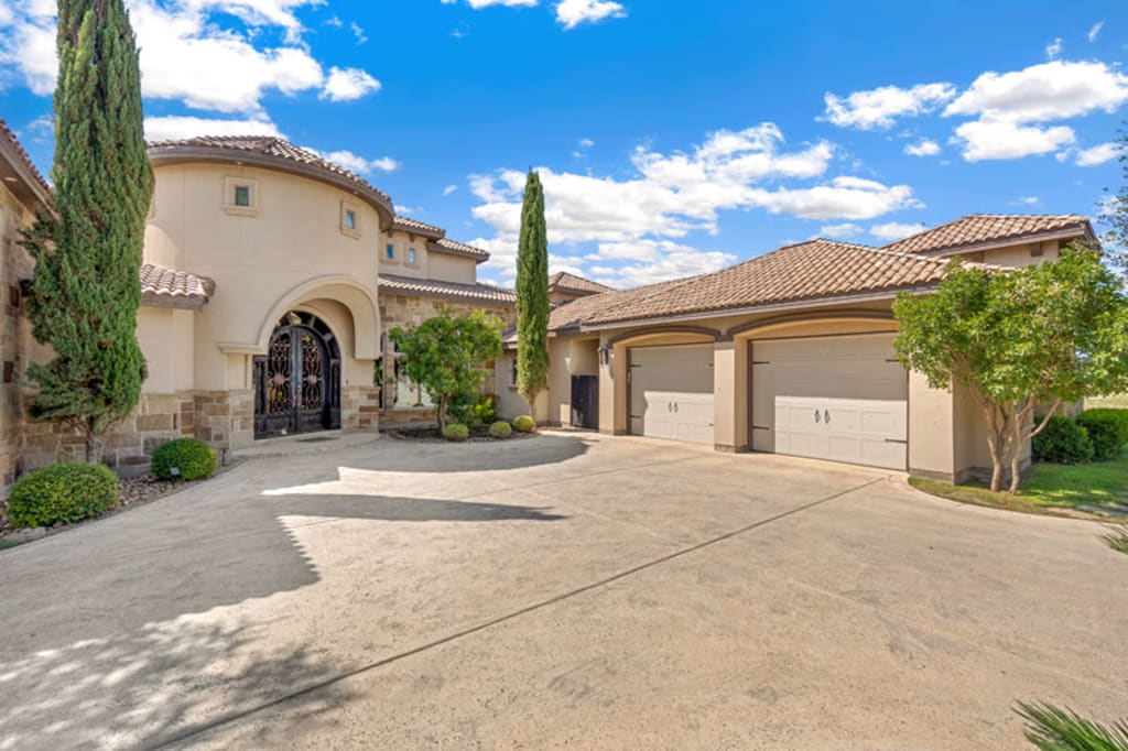 Selling Your Phoenix Home in 2026: A Strategic Guide to Getting It Right in a Shifting Market inception-app-prod/MTE3NzFiZjMtZDlkMC00MDlhLTgyM2YtNTVlYzJiZDQ5MjZj/content/2026/06/de92be7861ccc5a7fac24853ab4df0b92e0e609d.jpg