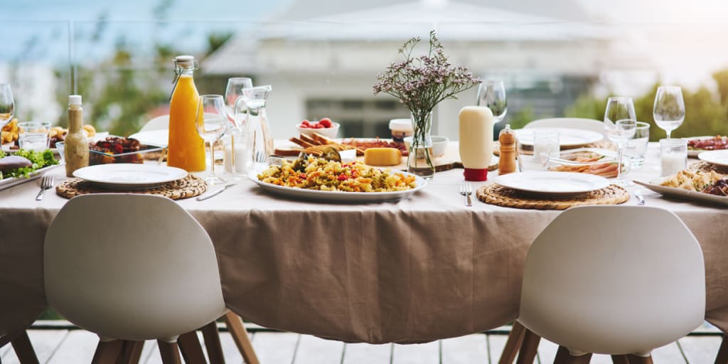 6 STEPS TO SETTING THE PERFECT SUMMER TABLE inception-app-prod/MTJjMTc4YzEtY2JiYS00MTdlLWFjZDQtMDg0MGY1NDg2Mjc0/content/2025/06/74dffe08efb271ceacad7761956937765d21b355.png