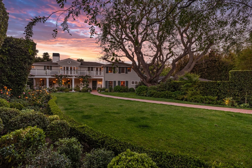 How I Sold the Audrey Hepburn Home in Los Angeles: The Untold Story Behind 685 Elkins Road inception-app-prod/MWZhYThlZmEtOWMxZi00YjYyLTlkMzctMjI1ODUxY2E5YTM3/content/2026/06/f65b2cdbd3df2a2c2ab20d3643beb8911b81cc40.jpg