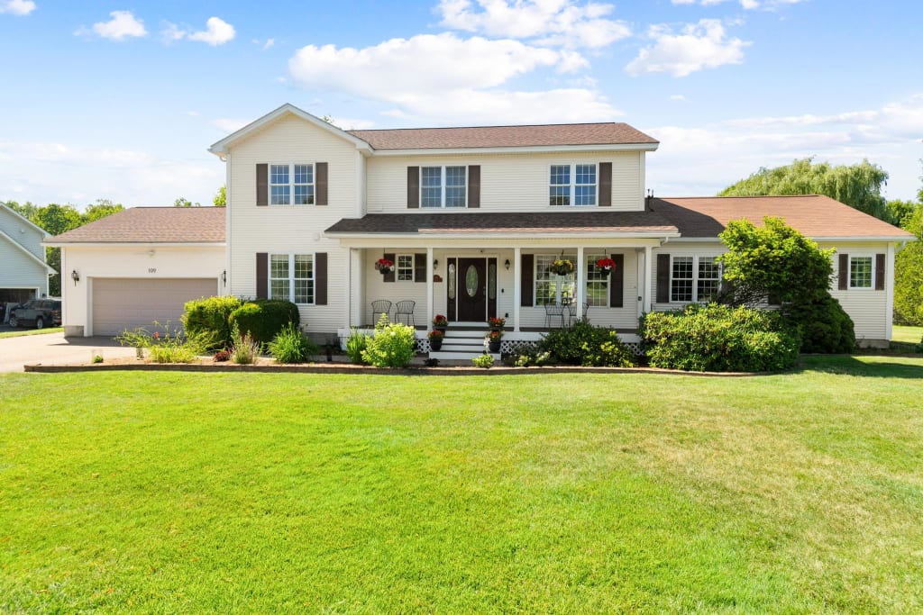 <p>109 Coyote Lane, Williston</p> inception-app-prod/NDI2ZDBlYzAtMjg0OC00Yjc0LTg1ZTUtYTc4MWU0YzhlZjY5/content/2026/08/cbb0060d0f1e9dddb513ca4dca079fa8bc75db53.jpg