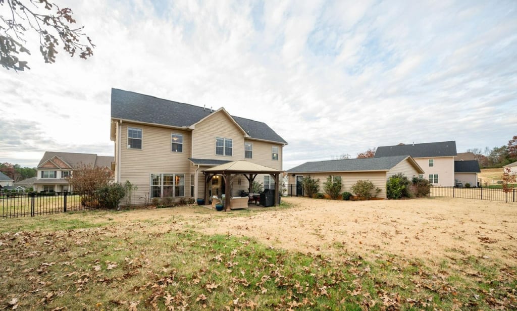 Discovering Urban Oases: Properties with Expansive Outdoors inception-app-prod/NTQzYmYzMjktOWFhMy00ZmE3LWIzZDUtOGExMzU1YjVlNTIw/content/2024/01/048f636c3439c60adfee4ac763811856dceba21d.jpg