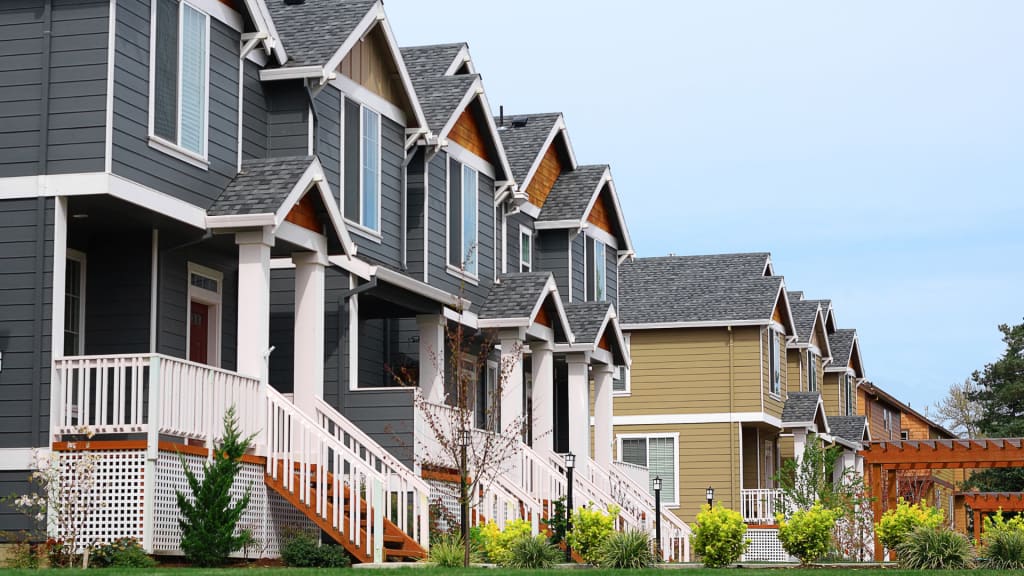 Exploring the World of Real Estate Auctions: Pros, Cons, and Strategies inception-app-prod/NjUzMWZkNzUtY2NmOS00ZjgxLWFhMjMtMDhhOWE2ZDc3MmEz/content/2025/08/6dbb3f810879446ac50ca5e09d89774618fd760b.png