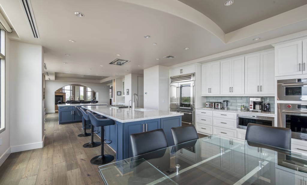 What Does Being in a Sellers’ Market Mean? inception-app-prod/NjZkOGEwZDUtZTc1MC00MjM1LWI5MjItMzM3NGJjOWYzMTQw/content/2021/08/2211E.Camerlback_kitchen_2.jpg