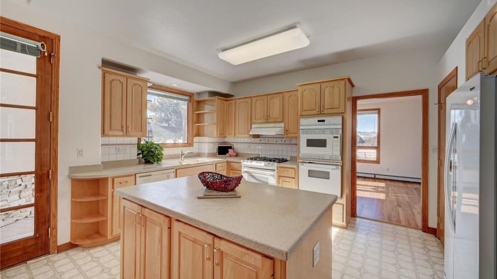 6448 Lakeside Circle, Littleton inception-app-prod/NmFmNWQwNWItNGFiOS00YmZhLWFmMzQtMGI5NmU5OWU3OGEy/content/2022/02/a86d076fe6e203288af755b8ad13ff9bb930cd61.jpg