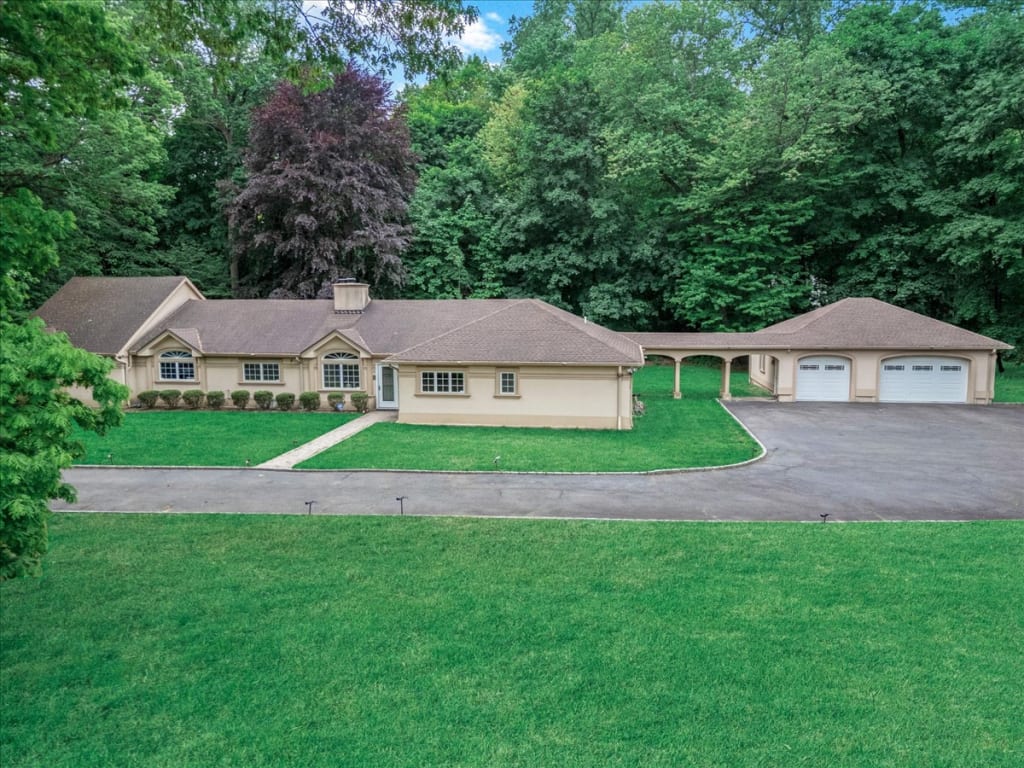 9 Knoll Road Sands Point, NY 11050 inception-app-prod/NzEzZTkyYzUtOTI0NC00MjFhLWEyNTEtZTBhNWQwMDdkOGM2/content/2025/07/76ad17a0f4f62d1e1339e04e0290c061a9e01f6a.jpg