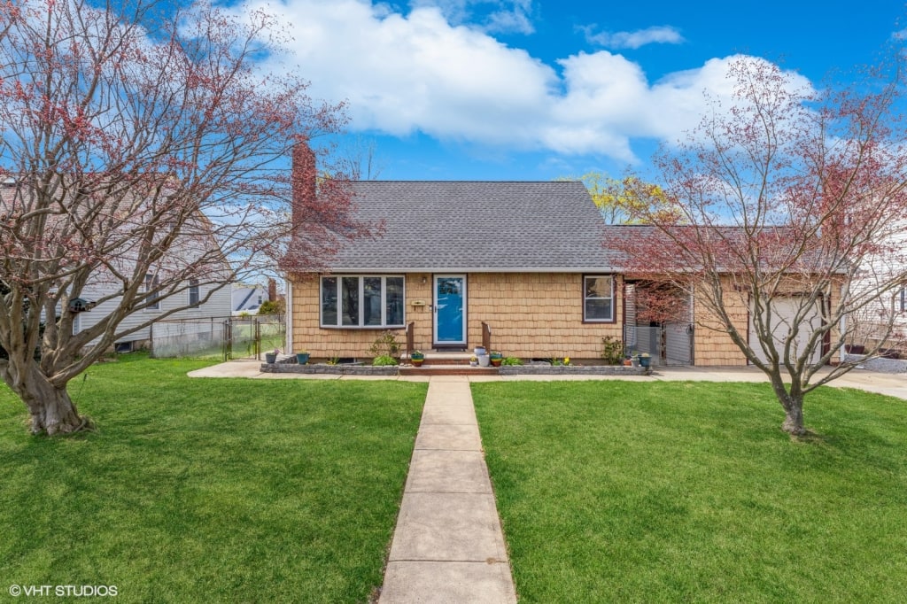 66 Albertson Avenue Albertson, NY 11507 inception-app-prod/NzEzZTkyYzUtOTI0NC00MjFhLWEyNTEtZTBhNWQwMDdkOGM2/content/2025/07/f8d3534fbd7c8d5a535fb5297a1dad6e43d7b7a9.jpg