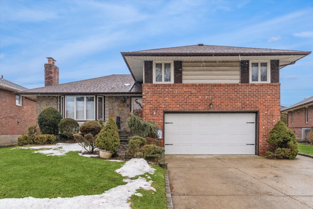 51 Edgewood Dr. New Hyde Park, NY 11040 inception-app-prod/NzEzZTkyYzUtOTI0NC00MjFhLWEyNTEtZTBhNWQwMDdkOGM2/content/2026/06/f1d8d2add832d442a173c236c29b0ffeb291cb8c.jpg